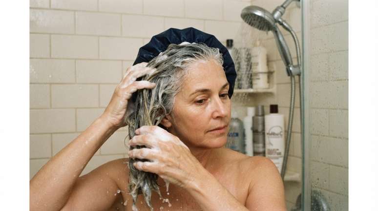 Quando h&aacute; suspeita de ac&uacute;mulo de minerais, um shampoo quelante ou um tratamento espec&iacute;fico para remo&ccedil;&atilde;o de metais pode fazer mais sentido.