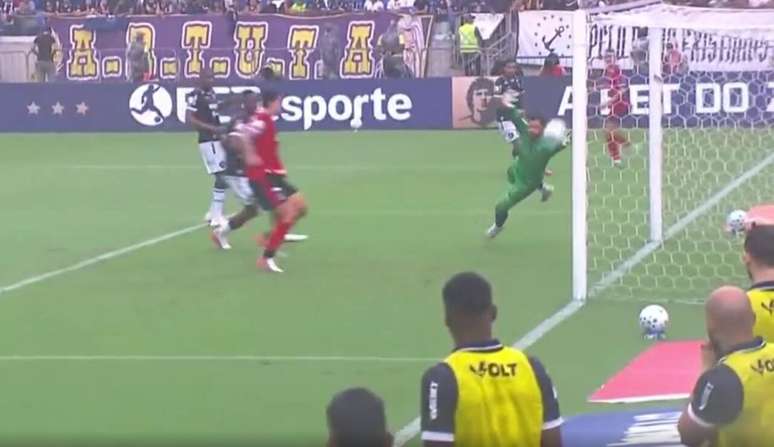 A defesa de Marcelo Rangel contra o Flamengo &ndash;