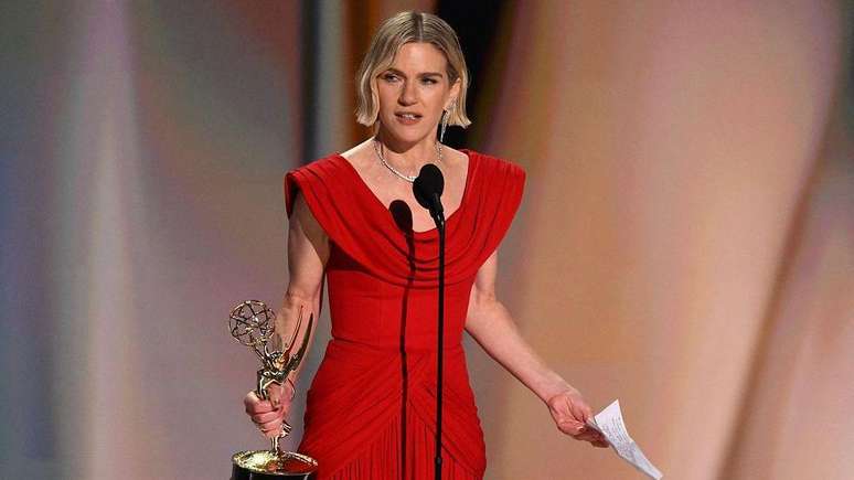 Rhea Seehorn com seu Emmy por sua atua&ccedil;&atilde;o em Pluribus
