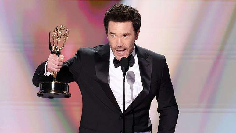 Tom Pelphrey, vencedor do pr&ecirc;mio de melhor ator coadjuvante em s&eacute;rie dram&aacute;tica por Pluribus, agradeceu a Deus por "estar vivo e s&oacute;brio"