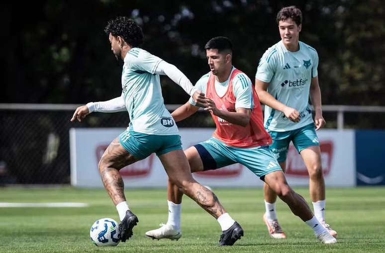 Andrej Nikolic (&agrave; direita) em treino no Cruzeiro &ndash;