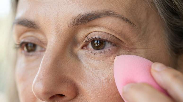 A regi&atilde;o dos olhos j&aacute; possui uma pele naturalmente fina.