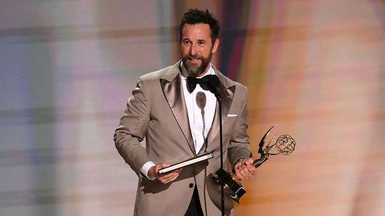 Noah Wyle com o Emmy de melhor ator principal em s&eacute;rie dram&aacute;tica por seu papel em The Pitt