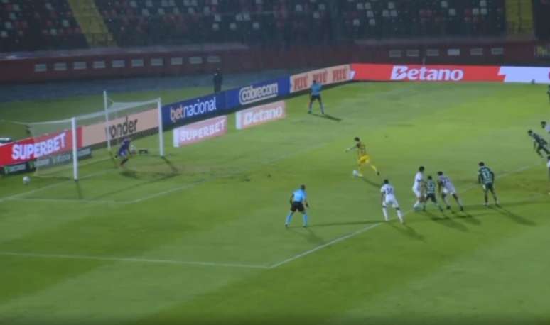 Goleiro Tadeu fez o gol da virada do Goi&aacute;s &ndash;