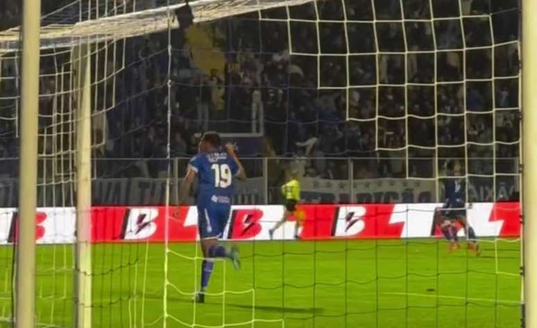 Daniel Penha celebra o gol que marcou para o Avai no empate em casa com o Vila Nova&nbsp; &ndash;