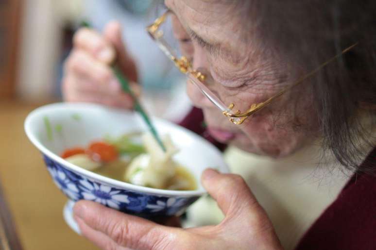 Acredita-se que a alimenta&ccedil;&atilde;o japonesa, composta principalmente de peixes, verduras e arroz, seja um dos motivos da longevidade da popula&ccedil;&atilde;o do pa&iacute;s