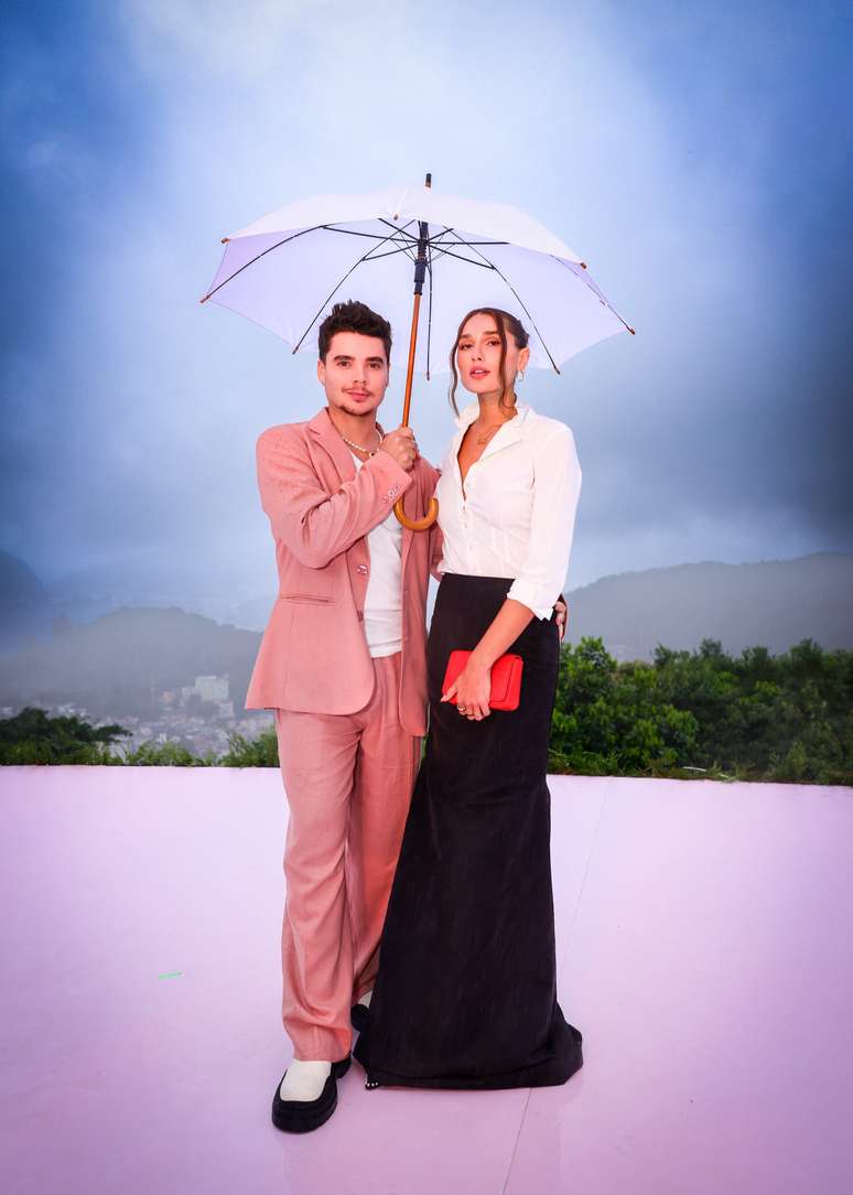 Jo&atilde;o Lucas e Sasha no desfile da Carolina Herrera em 2023 no Rio de Janeiro 