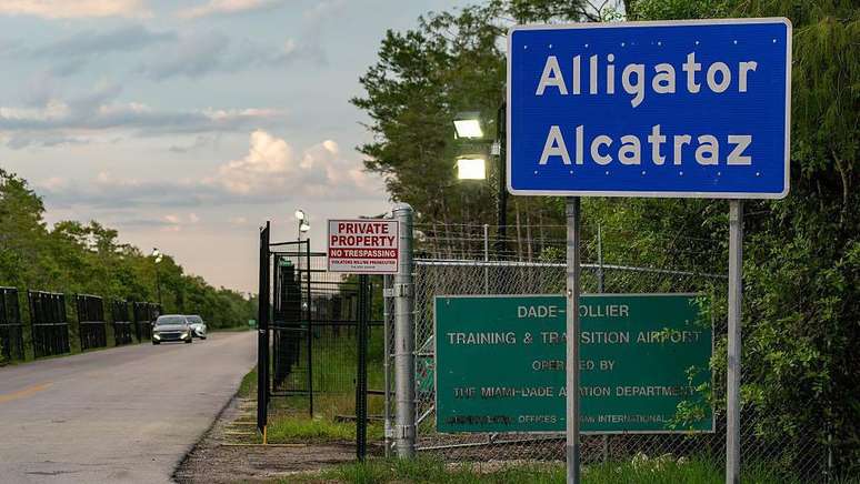Uma grande placa com o nome "Alcatraz dos Jacar&eacute;s" foi instalada do lado de fora do centro de deten&ccedil;&atilde;o