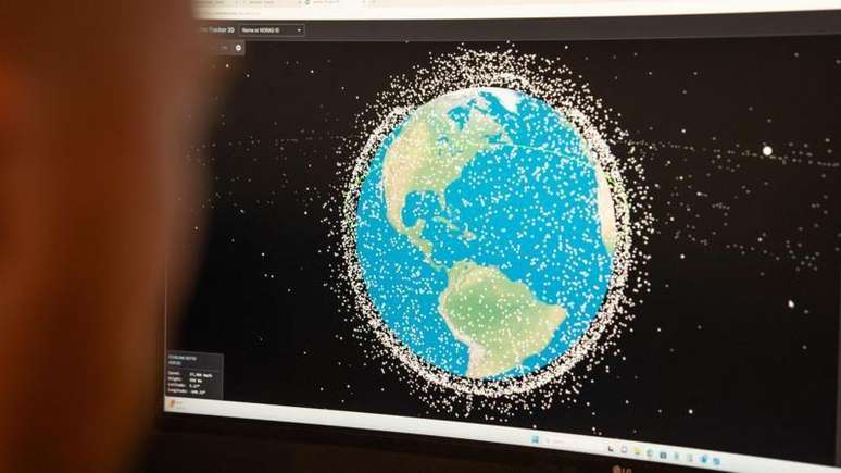 Existem cerca de 12 mil sat&eacute;lites em &oacute;rbita da Terra e este n&uacute;mero deve disparar ainda mais