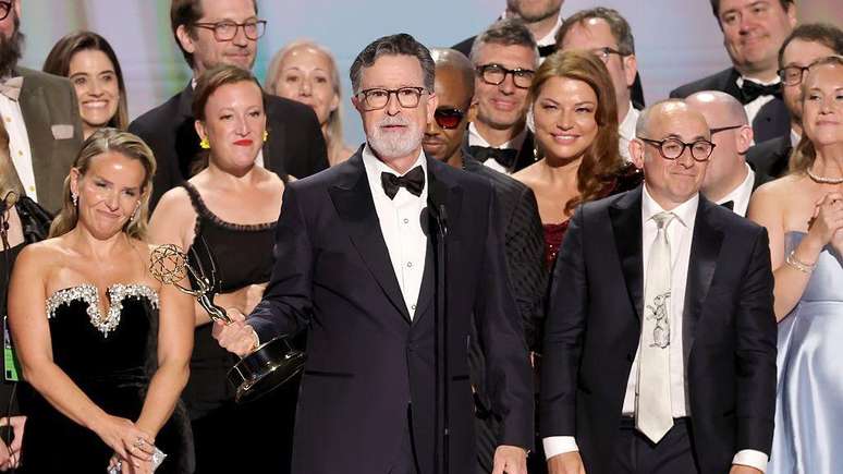 Stephen Colbert e sua equipe receberam o Emmy de melhor programa de variedades por seu Late Show, que j&aacute; n&atilde;o est&aacute; mais no ar