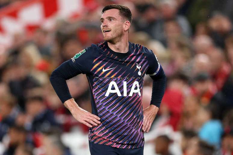 Robertson recebeu aplausos da torcida do Liverpool em seu retorno a Anfield &ndash;