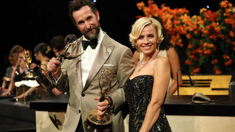 Noah Wyle, vencedor do pr&ecirc;mio de Melhor Ator Principal em S&eacute;rie Dram&aacute;tica por &ldquo;The Pitt&rdquo;, posa com sua esposa, Sara Wells, durante o Governors Ball na 78&ordf; edi&ccedil;&atilde;o do Primetime Emmy Awards, em Los Angeles, Calif&oacute;rnia, EUA, em 14 de setembro de 2026.