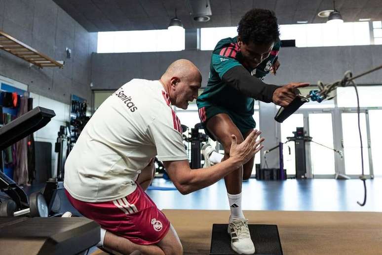 Rodrygo durante sua recupera&ccedil;&atilde;o no joelho direito &ndash;