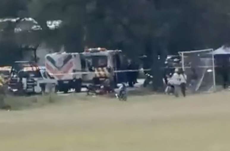 Homens armados chegaram de moto &agrave; lateral do campo e abriram fogo contra torcedores &ndash;