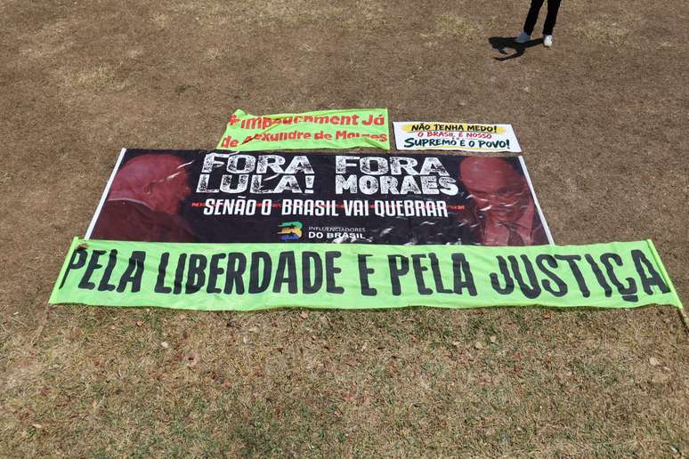 Do lado de fora, popula&ccedil;&atilde;o se manifesta contra Lula e contra Alexandre de Moraes