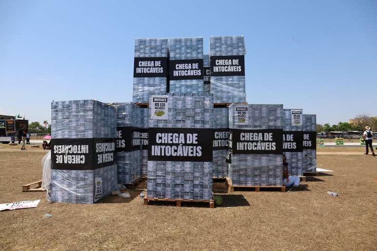 Do lado de fora, popula&ccedil;&atilde;o se manifesta contra Lula e contra Alexandre de Moraes
