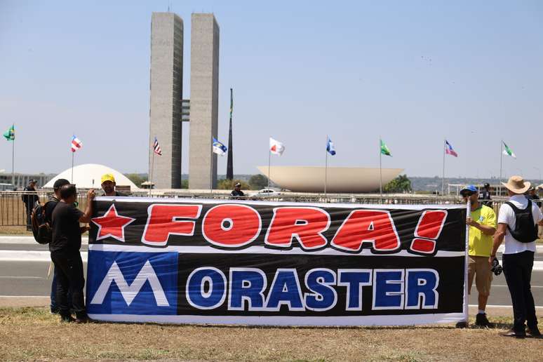 Do lado de fora, popula&ccedil;&atilde;o se manifesta contra Lula e contra Alexandre de Moraes