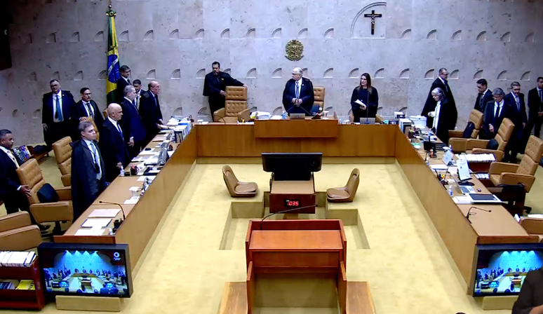Mendon&ccedil;a e Moraes sentam lado a lado no STF