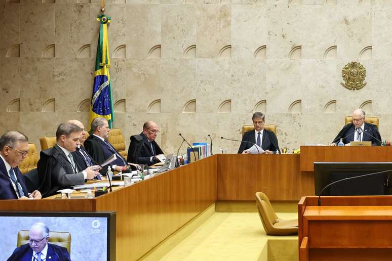 Fachin fala enquanto Moraes, Mendon&ccedil;a e Dino ouvem