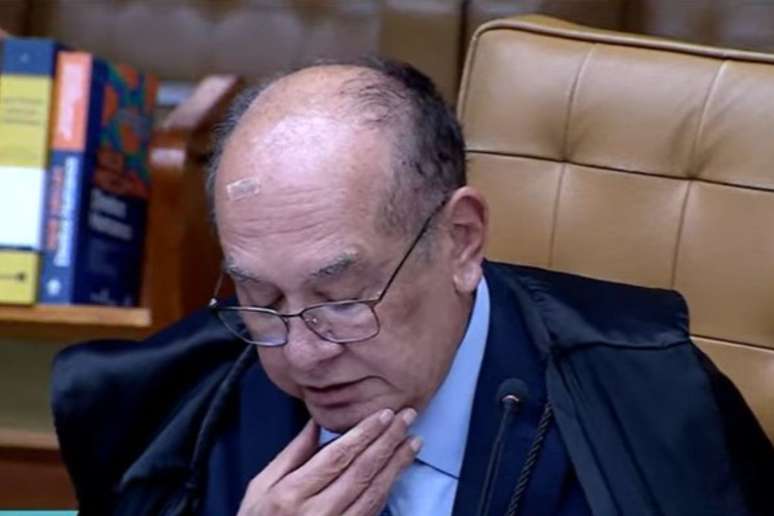 Gilmar Mendes aparece com curativo em sess&atilde;o do STF
