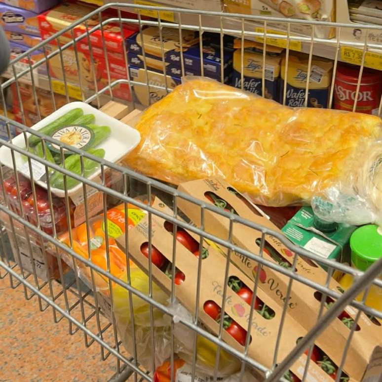 O carrinho de compras com del&iacute;cias saud&aacute;veis de Vera Holtz