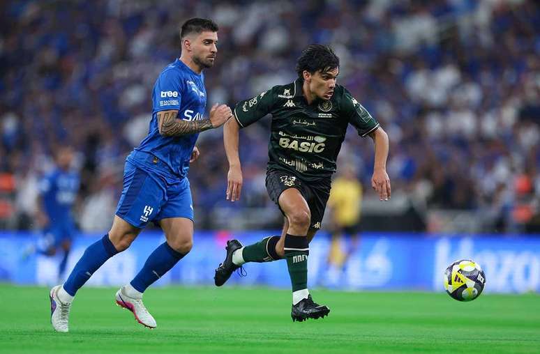 R&uacute;ben Neves em a&ccedil;&atilde;o com a camisa do Al-Hilal no Campeonato Saudita &ndash;