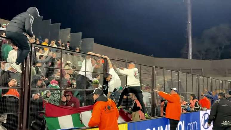 Torcedores do Platense roubam a faixa da torcida do Fluminense.