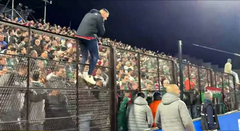 Torcedores do Platense queriam tomar bandeiras e faixas levadas pela torcida brasileira &ndash;