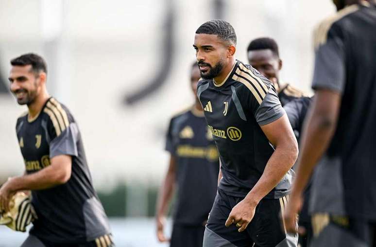 Bremer durante atividade de prepara&ccedil;&atilde;o da Juve &ndash;