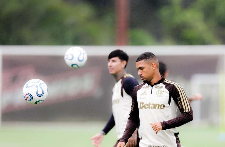 Samuel Lino (em foco) surge como um dos trunfos do Flamengo &ndash;