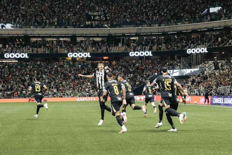 Torcida do Galo. Vaias a Neymar e aplausos para o time, que logo aos 15 segundo abriu o placar diante do Santos.