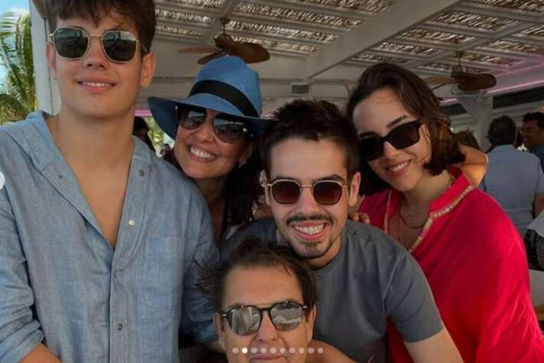 Faust&atilde;o, mais abaixo na imagem, ao lado de sua fam&iacute;lia. Da esquerda para a direita: Rodrigo, Luciana Cardoso, Jo&atilde;o e Lara.