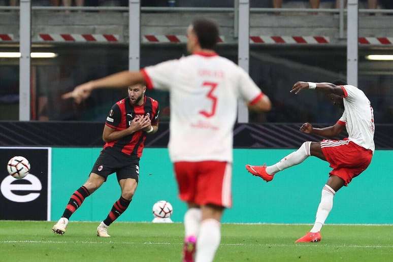 Momento do gol marcado por Dodi Lukebakio no San Siro &ndash;