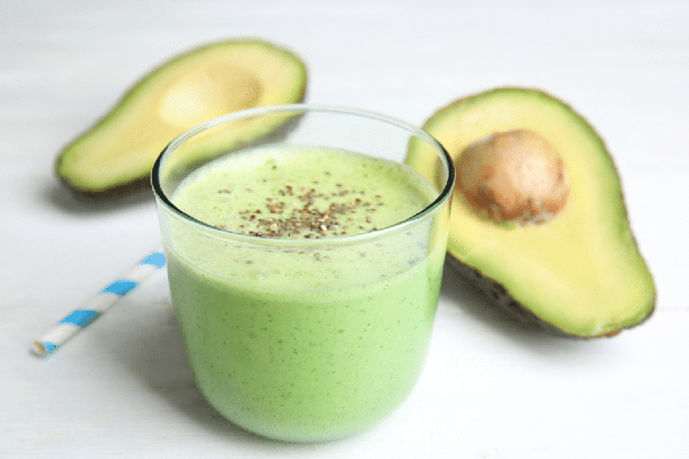 Vitamina proteica de abacate com banana e chia 