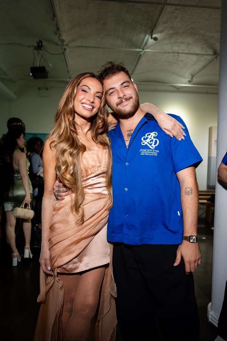 Patricia Poeta e o filho Felipe no desfile de Valerian Hughes Paris em NY 