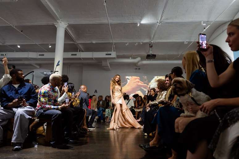Patricia Poeta no desfile de Valerian Hughes Paris em NY 