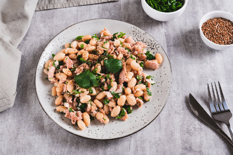 Salada de feij&atilde;o-branco com atum 