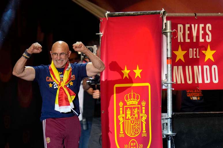 Treinador seguir&aacute; &agrave; frente da sele&ccedil;&atilde;o espanhola durante a Copa do Mundo de 2030 &ndash;