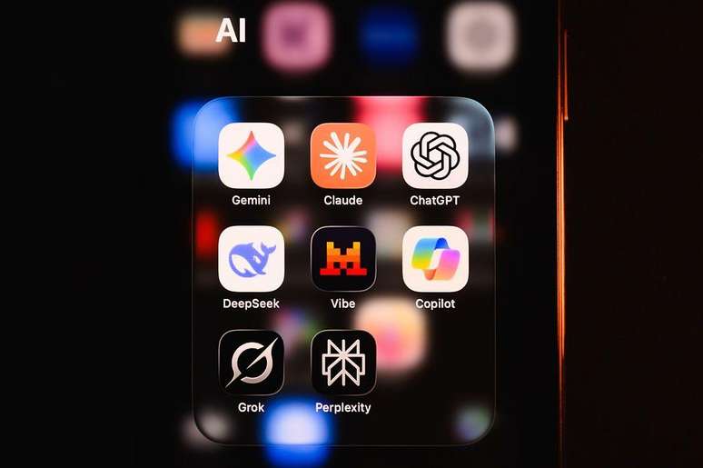 Tela de celular com diferentes aplicativos da IA