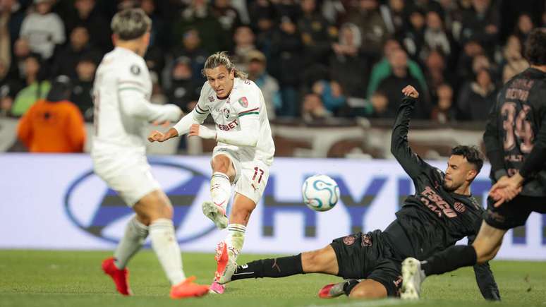 Canobbio chuta para fazer o gol do Fluminense. O time perdeu por 2 a 1. Mas avan&ccedil;ou na final no agregado (no Rio, Flu 2 a 0).