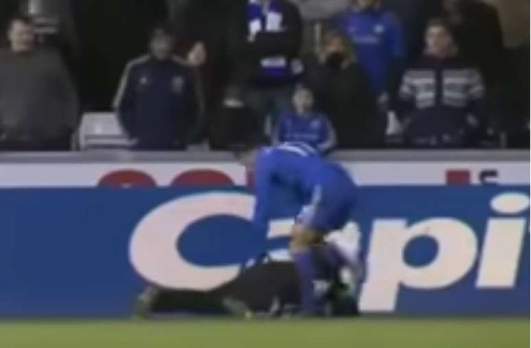 Charlie Morgan, ent&atilde;o com 17 anos, foi chutado por Eden Hazard em um jogo do Chelsea, em 2013 &ndash;