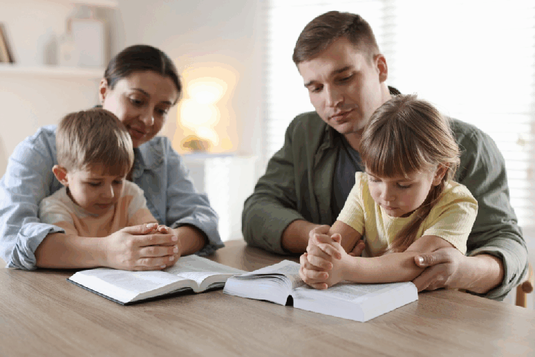 A ora&ccedil;&atilde;o em fam&iacute;lia cria momentos de uni&atilde;o e f&eacute;, al&eacute;m de permitir que pais e filhos compartilhem agradecimentos e pedidos de prote&ccedil;&atilde;o a Deus 