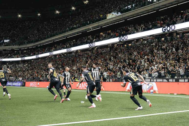 Bernard celebra um dos gols mais r&aacute;pidos da hist&oacute;ria da Sula-Americana &ndash;