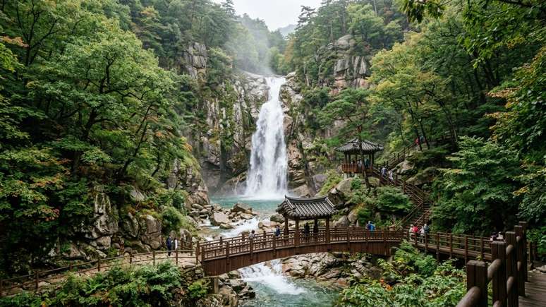A travessia pela ponte suspensa at&eacute; a imponente cachoeira Yeonsan coroa a aventura ecol&oacute;gica no vale Cheonghagol.