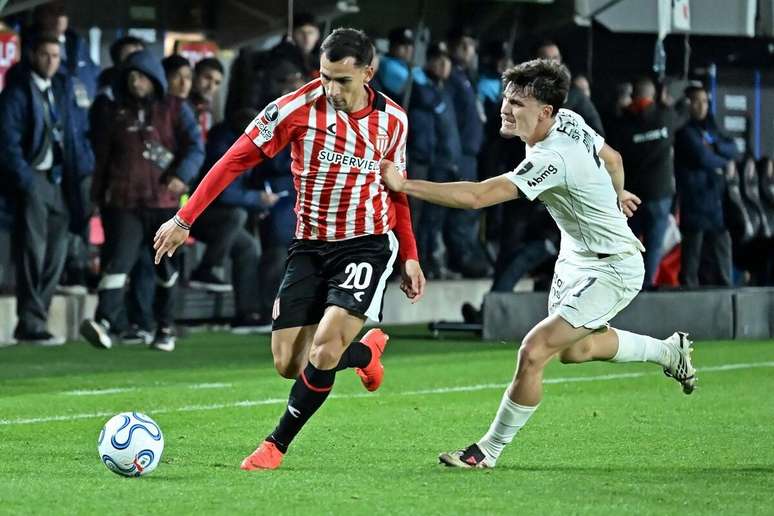 Eric Meza, do Estudiantes, disputa a bola com Breno Bidon, do Corinthians, pela Libertadores. 