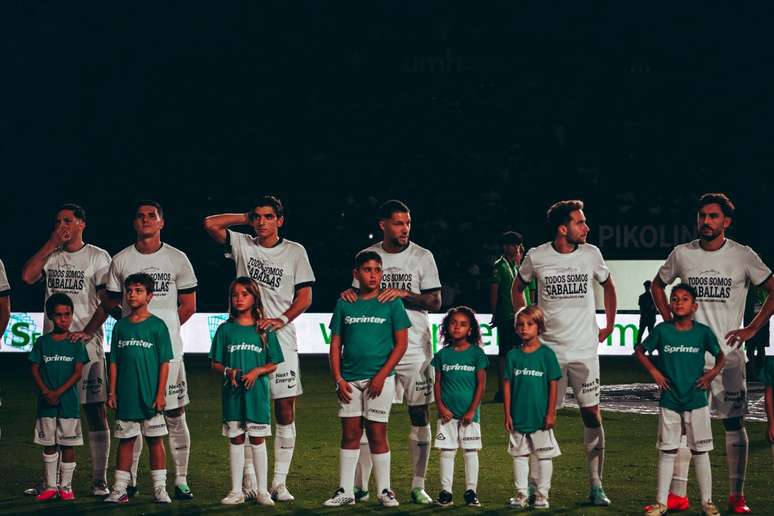 Jogadores do Elche usando a camisa em apoio aos "caballas"