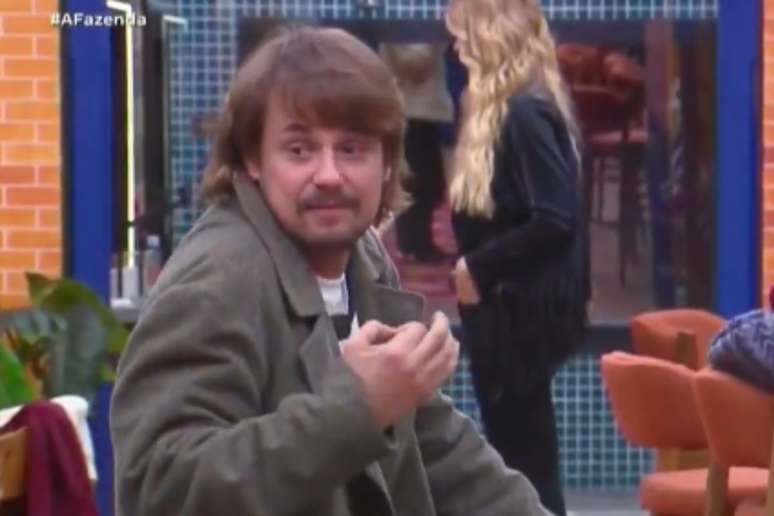 Daniel Erthal se irrita com divis&atilde;o das camas