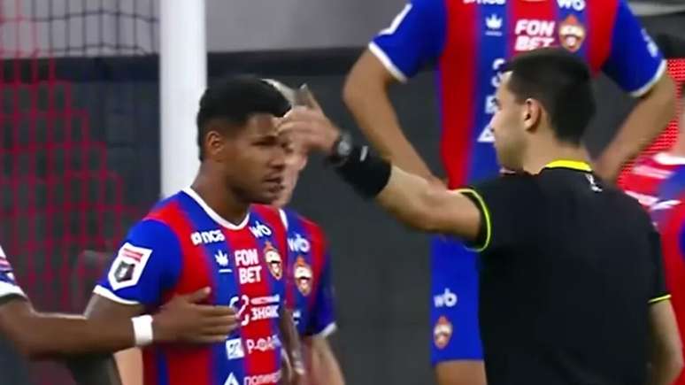 Matheus Reis, do CSKA Moscou, empurrou o &aacute;rbitro ap&oacute;s ser expulso no Campeonato Russo &ndash; Reprodu&ccedil;&atilde;o de v&iacute;deo