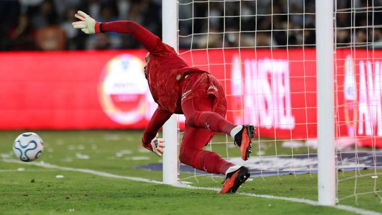 Carlos Miguel, do Palmeiras, defende p&ecirc;nalti em jogo contra a LDU na altitude de Quito. &ndash;