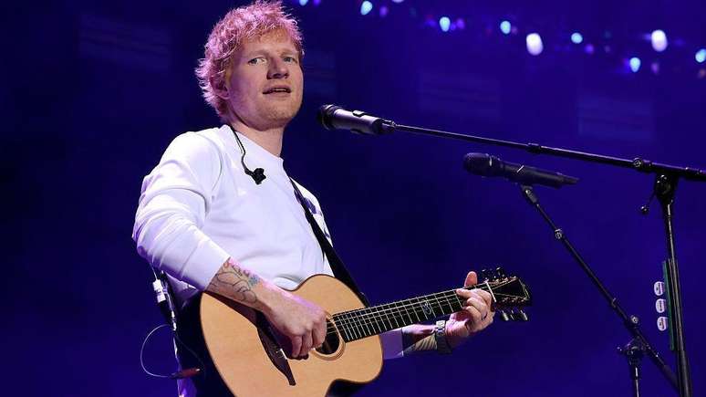 Ed Sheeran toca viol&atilde;o em show